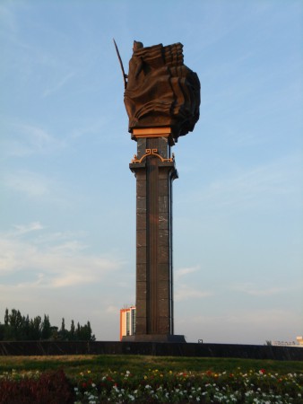 Реконструкция монумента "Навеки с Россией"